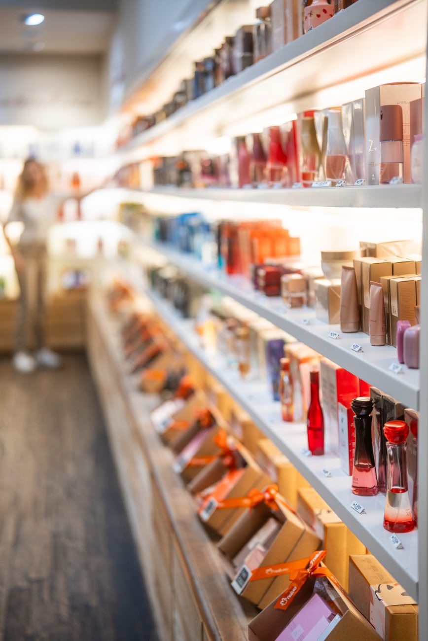 Quem procura itens de maquiagem com as cores do verão 2024 encontra as mais variadas tonalidades e produtos diferenciados na Natura do Beiramar Shopping - Heitor Pergher
