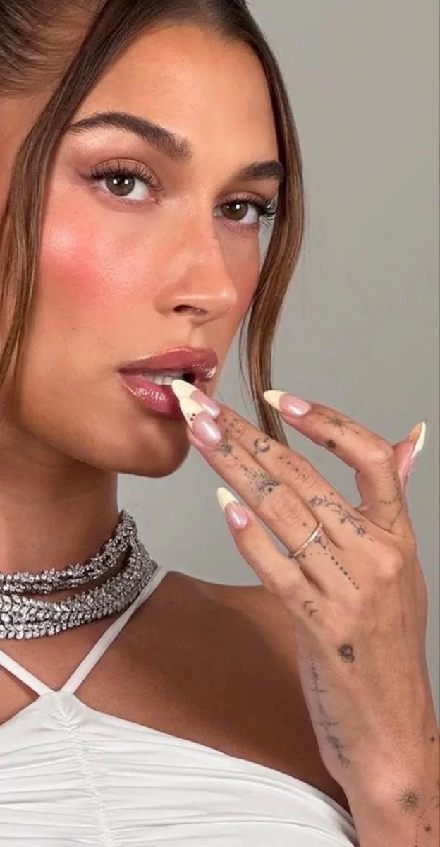 Hailey Mostrando As Unhas Decoradas (Foto: Reprodução/Pinterest/@Nathtaylor) Lorena Bueri