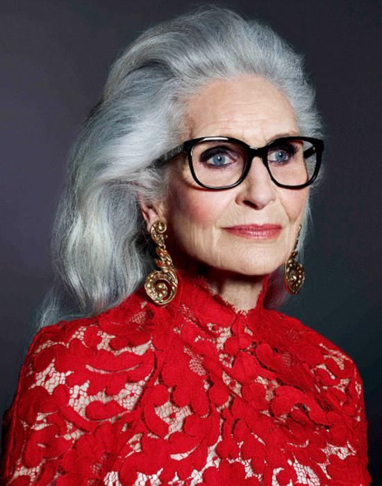 Daphne Selfe, 95 anos trabalha como modelo sênior e é considerada a mais velha na profissão