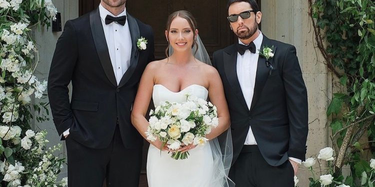 Eminem Posa Ao Lado Da Filha No Casamento