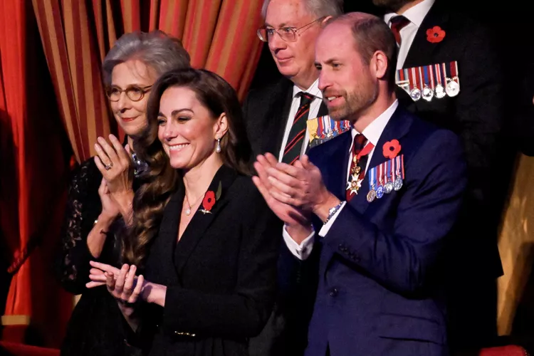 Princesa Kate e Príncipe William aplaudindo durante o Festival da Memória. - Foto: Reprodução - Revista Estilo - Revista de moda