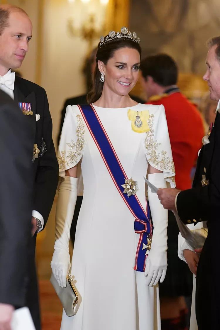 Princesa Kate no banquete de estado recebendo o presidente coreano Yoon Suk Yeol. - Foto: Reprodução - Revista Estilo - Revista de Moda