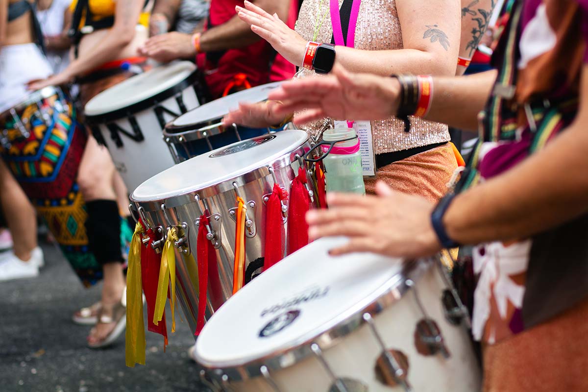 Blocos de Carnaval em São Paulo: Guia Completo para Curtir a Folia na Cidade O Carnaval de rua em São Paulo está mais vibrante do que nunca, e os blocos de carnaval em São Paulo prometem transformar a cidade em um verdadeiro palco de celebração. Com 767 blocos inscritos e mais de 800 desfiles programados, o evento deste ano bate recorde histórico, segundo dados da prefeitura. A festa não se limita apenas ao feriado oficial: o pré-Carnaval já começou a aquecer os foliões desde meados de fevereiro, e o pós-Carnaval segue animado nos dias 8 e 9 de março. Os blocos de carnaval em São Paulo estão espalhados por toda a cidade, garantindo diversão em diferentes regiões. Bairros tradicionais como Pinheiros, Vila Madalena, o entorno do Parque do Ibirapuera e o Centro Histórico concentram os blocos mais famosos. No entanto, a agitação promete tomar conta de todos os cantos da metrópole, proporcionando uma experiência única para moradores e turistas. Neste guia completo, vamos explorar tudo o que você precisa saber sobre os blocos de carnaval em São Paulo , incluindo dicas para aproveitar ao máximo a festa, cuidados essenciais e uma seleção especial de 16 blocos imperdíveis. Continue lendo para descobrir como curtir a folia com segurança, conforto e muita diversão! Por Que os Blocos de Carnaval em São Paulo São Especiais? A pluralidade cultural e a criatividade dos paulistanos fazem do Carnaval de rua em São Paulo uma experiência única. “A festa acontece pela cidade inteira, o que ajuda a diluir um pouco a multidão entre os bairros e traz o senso de pertencimento dos blocos que são originais de determinada região”, explica Luana Almeida, criadora de conteúdo e fotógrafa apaixonada pela festa na capital paulista. Para quem busca variedade, os blocos de carnaval em São Paulo oferecem opções para todos os gostos e estilos. Há blocos dedicados às marchinhas tradicionais, samba-raiz, tributos a artistas icônicos como Gilberto Gil, Rita Lee e Caetano Veloso, além de blocos LGBTQIAP+ e até mesmo opções para famílias com crianças. Em comum, todos compartilham alegria, diversão e diversidade. 16 Blocos de Carnaval em São Paulo para Não Perder em 2025 Confira abaixo uma seleção especial de blocos de carnaval em São Paulo que prometem encantar foliões de todas as idades e estilos: 1. Bloco Ilú Obá De Min Quando: 28/02 (sexta-feira), das 19h às 23h, e 02/03 (domingo), das 13h às 18h. Onde: Praça da República (Centro) e Rua Conselheiro Brotero (Santa Cecília). Diferencial: Celebra a cultura afro-brasileira com batuques, danças e mensagens de empoderamento. 2. Bloco Eduardo e Mônica Quando: 01/03 (sábado), das 13h às 18h. Onde: Avenida Faria Lima (Vila Nova Conceição). Diferencial: Transforma clássicos do rock nacional em músicas de Carnaval. 3. Jegue Elétrico Quando: 01/03 (sábado), 02/03 (domingo) e 03/03 (segunda-feira). Onde: Pinheiros e Centro. Diferencial: Marchinhas autorais inspiradas em notícias e fatos reais. 4. Minhoqueens Quando: 01/03 (sábado), das 12h às 17h. Onde: Avenida Ipiranga (Centro). Diferencial: Um dos maiores blocos LGBTQIAP+ da cidade, com cor, brilho e representatividade. 5. Tarado Ni Você Quando: 01/03 (sábado), das 9h às 15h. Onde: Avenida Ipiranga (Centro). Diferencial: Homenageia Caetano Veloso com repertório temático. 6. Ritaleena Quando: 02/03 (domingo), das 12h às 18h. Onde: Avenida Lineu de Paula Machado (Butantã). Diferencial: Tributo à inesquecível Rita Lee com marchinhas e sucessos adaptados. 7. Bloquinho Gente Miúda Quando: 02/03 (domingo), das 10h às 15h. Onde: Avenida Professor Alfonso Bovero (Sumaré). Diferencial: Ideal para famílias com crianças, com músicas e histórias infantis. 8. Bloco Benjores Quando: 02/03 (domingo), das 11h às 15h. Onde: Praça Rafael Sapienza (Vila Madalena). Diferencial: Interpretações de Jorge Ben Jor e homenagem a Gilberto Gil. 9. Bloco Bastardo Quando: 01/03 (sábado), 02/03 (domingo) e 04/03 (terça-feira). Onde: Pinheiros. Diferencial: Tradição de mais de uma década com marchinhas e composições autorais. 10. Bloco Batuntã Quando: 02/03 (domingo), das 14h às 18h. Onde: Praça Éder Sader (Vila Madalena). Diferencial: Mistura de ritmos como maracatu, funk e afoxé. 11. Sol na Cara Quando: 02/03 (domingo), a partir das 10h. Onde: Largo da Misericórdia (próximo à Praça da Sé). Diferencial: Banda formada por mulheres com marchinhas, frevos e sambas. 12. Charanga do França Quando: 03/03 (segunda-feira), das 9h às 14h. Onde: Rua Imaculada Conceição (Vila Buarque). Diferencial: Instrumentos de sopro e percussão com marchinhas tradicionais. 13. Bloco Esfarrapado Quando: 03/03 (segunda-feira), das 10h às 20h. Onde: Rua Treze de Maio (Bela Vista). Diferencial: Um dos blocos mais antigos da cidade, com marchinhas e sambas-enredo. 14. Bloco Vou de Táxi Quando: 03/03 (segunda-feira), das 10h às 16h. Onde: Avenida Pedro Álvares Cabral (Parque Ibirapuera). Diferencial: Hits dos anos 1990 e 2000. 15. Bloco Filhos de Gil Quando: 03/03 (segunda-feira), das 13h às 18h. Onde: Avenida Hélio Pellegrino (Vila Nova Conceição). Diferencial: Homenagem a Gilberto Gil com clássicos e trio elétrico. 16. Galo da Madrugada Quando: 04/03 (terça-feira), das 9h às 14h. Onde: Avenida Pedro Álvares Cabral (Parque Ibirapuera). Diferencial: Versão paulistana do tradicional bloco pernambucano. Dicas para Aproveitar os Blocos de Carnaval em São Paulo Para aproveitar ao máximo os blocos de carnaval em São Paulo , é importante seguir algumas dicas práticas: Hidratação e alimentação: Com temperaturas altas previstas, mantenha-se hidratado com água, água de coco e sucos naturais. Evite excessos de álcool e opte por alimentos leves e nutritivos. Cuidados com pertences: Fique atento contra furtos e roubos, especialmente com celulares e cartões. Desabilite o pagamento por aproximação e monitore suas transações bancárias. Respeito e segurança: Escolha blocos que combinem com seu perfil e esteja atento ao assédio em grandes aglomerações. Planejamento: Confira a programação no Instagram dos blocos antes de sair de casa, pois pode haver alterações de última hora. Conclusão: Celebre a Magia dos Blocos de Carnaval em São Paulo Os blocos de carnaval em São Paulo são uma oportunidade única de vivenciar a cultura, a música e a diversidade da maior cidade do Brasil. Com opções para todos os gostos e estilos, a festa promete ser inesquecível. Esteja preparado, siga nossas dicas e divirta-se com responsabilidade!