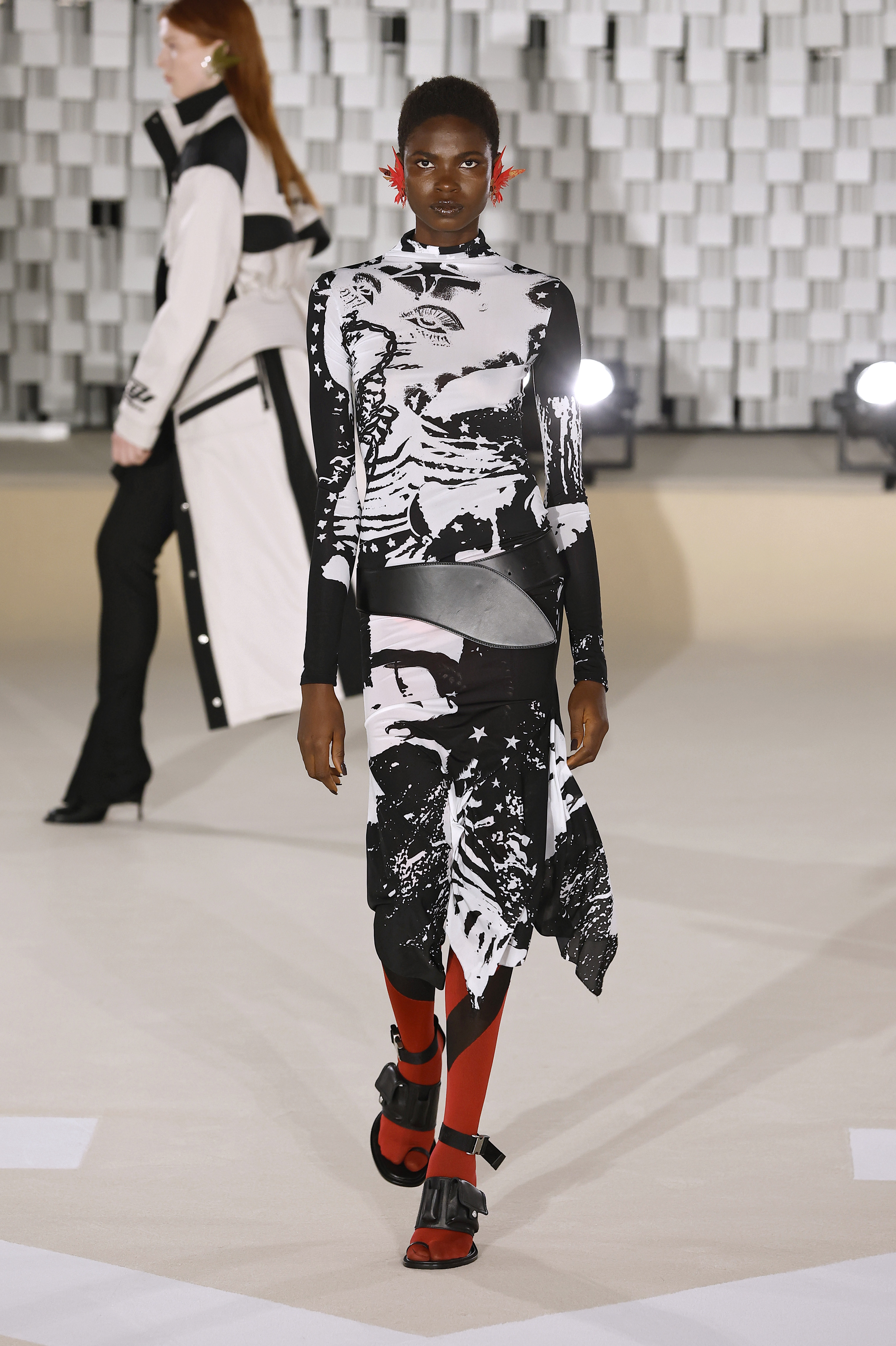 Modelo desfila coleção de inverno 2025 da Off-White, durante a semana de moda de Paris.