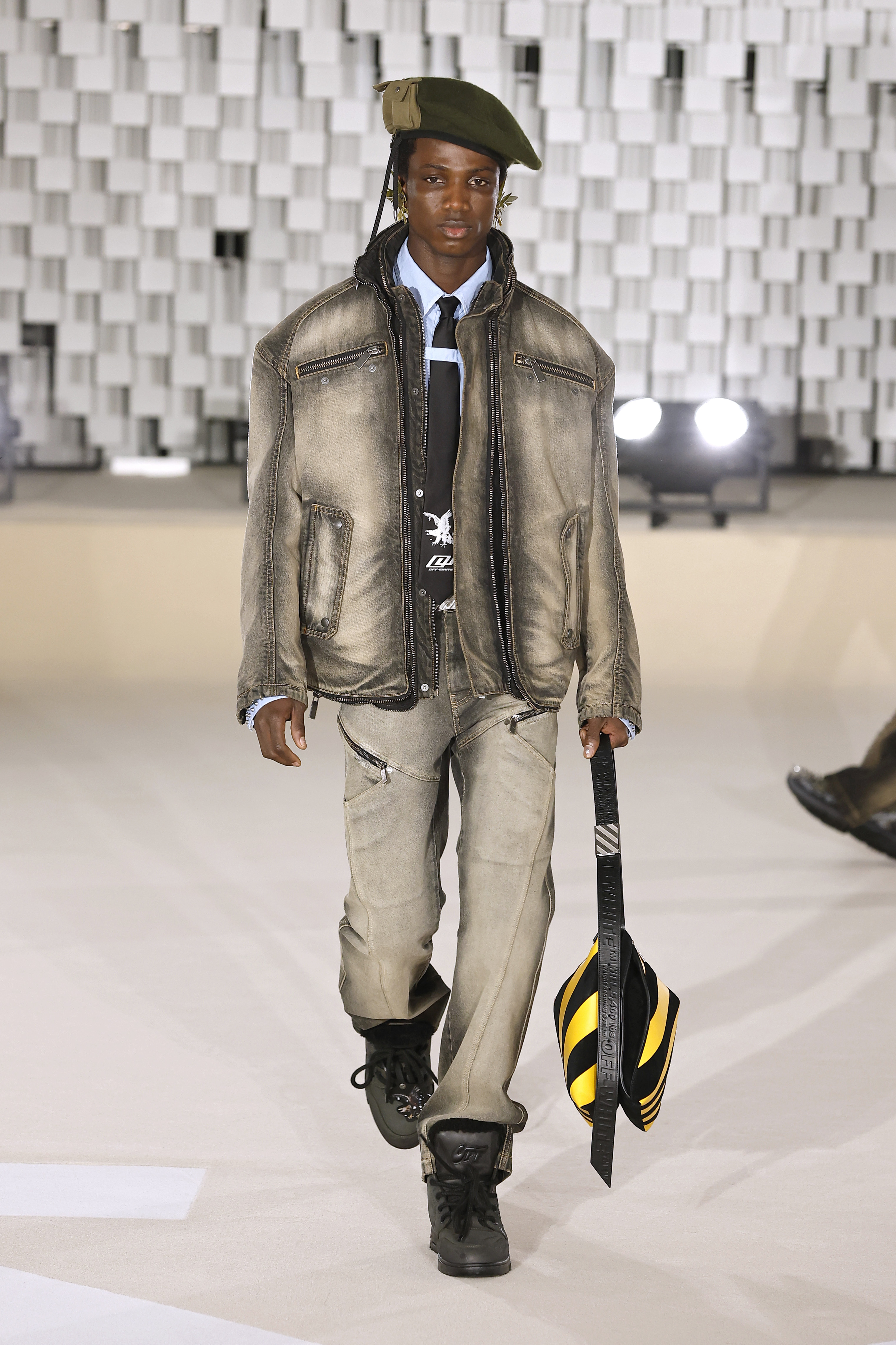 Modelo desfila coleção de inverno 2025 da Off-White, durante a semana de moda de Paris.