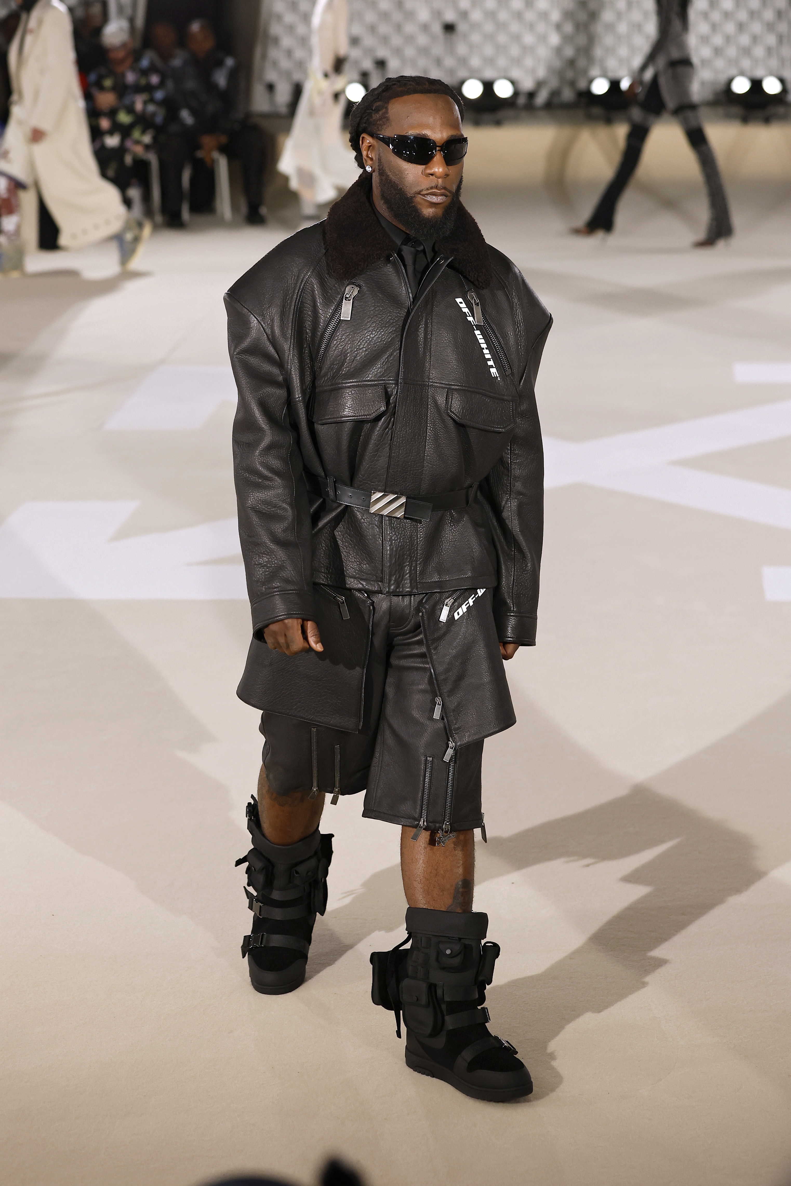 Modelo desfila coleção de inverno 2025 da Off-White, durante a semana de moda de Paris.