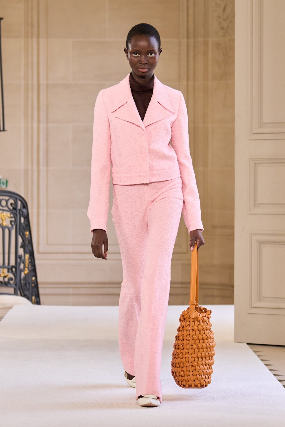 cores para inverno 2025 - Tendências de Moda - Giambattista Valli Inverno 25 — Foto: Getty Images