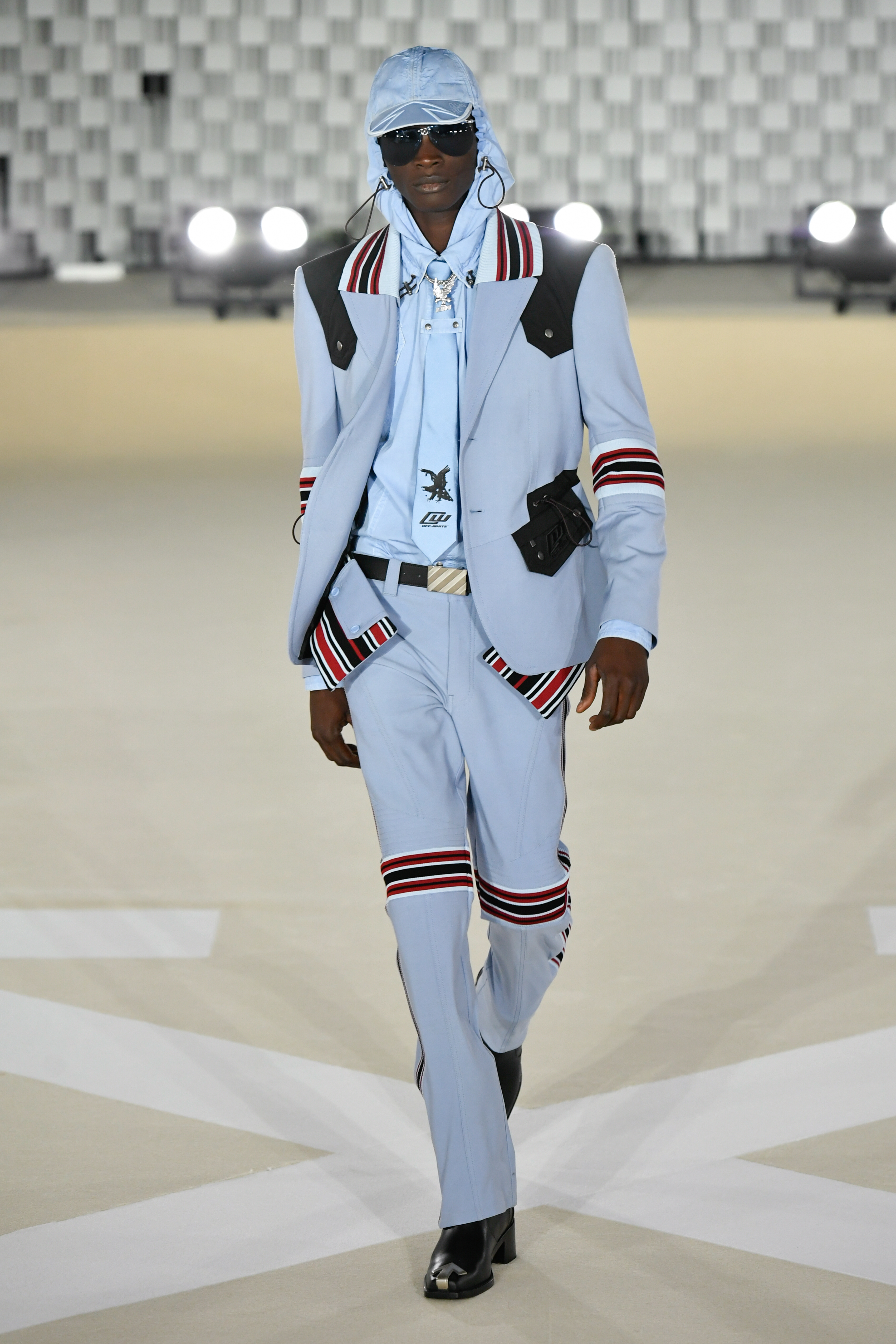 Modelo desfila coleção de inverno 2025 da Off-White, durante a semana de moda de Paris.