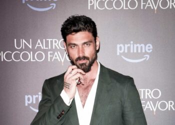 Michele Morrone quebra tabus e fala sobre sexualidade: “Beijei outros homens por curiosidade” - Revista Estilo - Revista de Moda