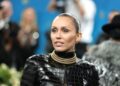 Miley Cyrus revela condição rara na voz e conquista Grammy com “Flowers” - Revista Estilo - Revista de Moda