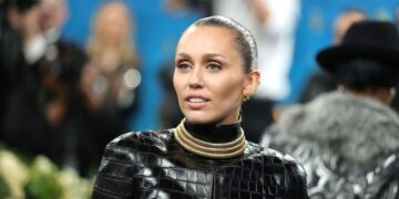 Miley Cyrus revela condição rara na voz e conquista Grammy com “Flowers” - Revista Estilo - Revista de Moda