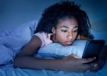 Nomofobia: Como o Medo de Ficar sem Celular Está Adoecendo a Sociedade - Revista Estilo - Revista de Moda