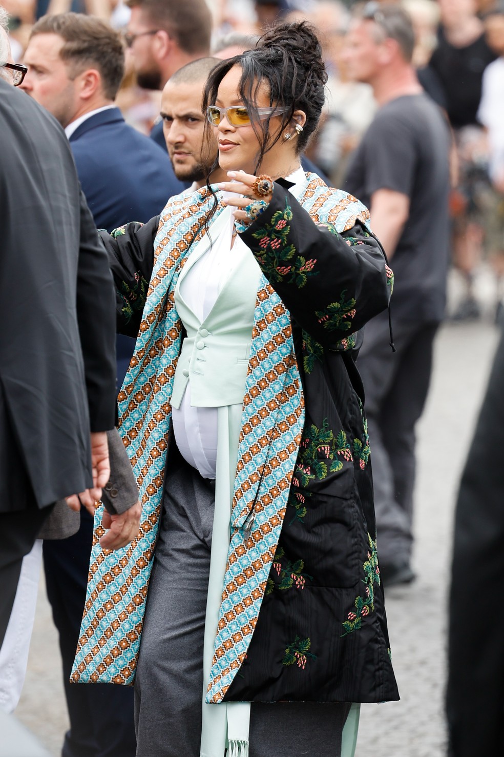 Maratona Fashionista de Rihanna: Looks Icônicos, Gravidez e Tendências que Redefinem a Moda - Revista ESTILO Maratona Fashionista de Rihanna: Looks Icônicos, Gravidez e Tendências que Redefinem a Moda—Revista Estilo - Revista de Moda