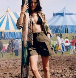 Burberry aposta em festivais britânicos para lançar nova campanha com peças icônicas e toque nostálgico - Revista Estilo - Revista de Moda