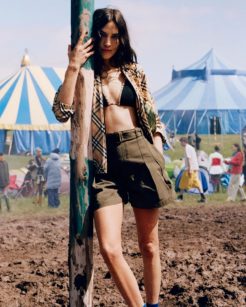 Burberry aposta em festivais britânicos para lançar nova campanha com peças icônicas e toque nostálgico - Revista Estilo - Revista de Moda