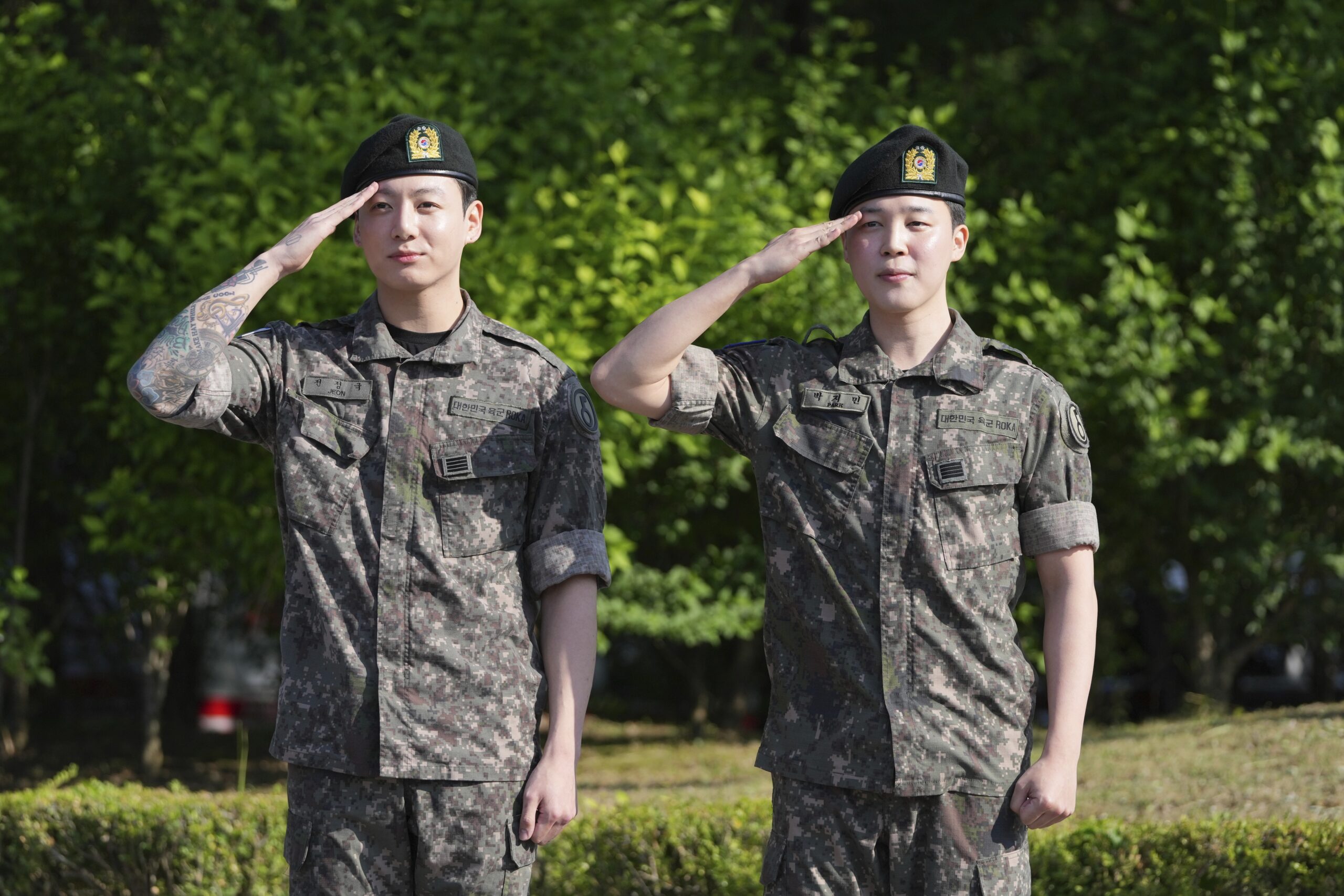 BTS está de volta: Jimin e Jung Kook são dispensados do exército e grupo planeja retorno triunfal em 2025 - Revista de Moda - Revista Estilo