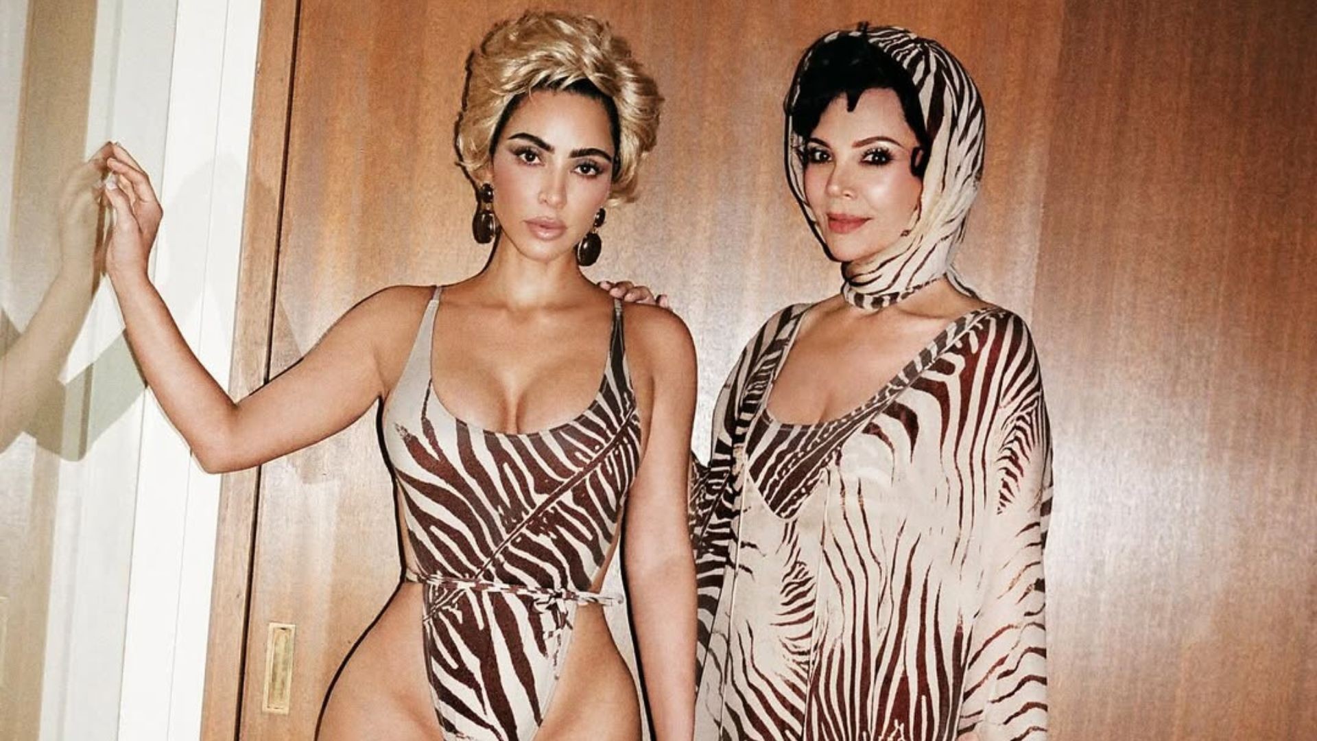 Kim Kardashian posa com Kris Jenner em campanha da Skims Roberto Cavalli coleção verão 2025 Revista Estilo - Revista de Moda