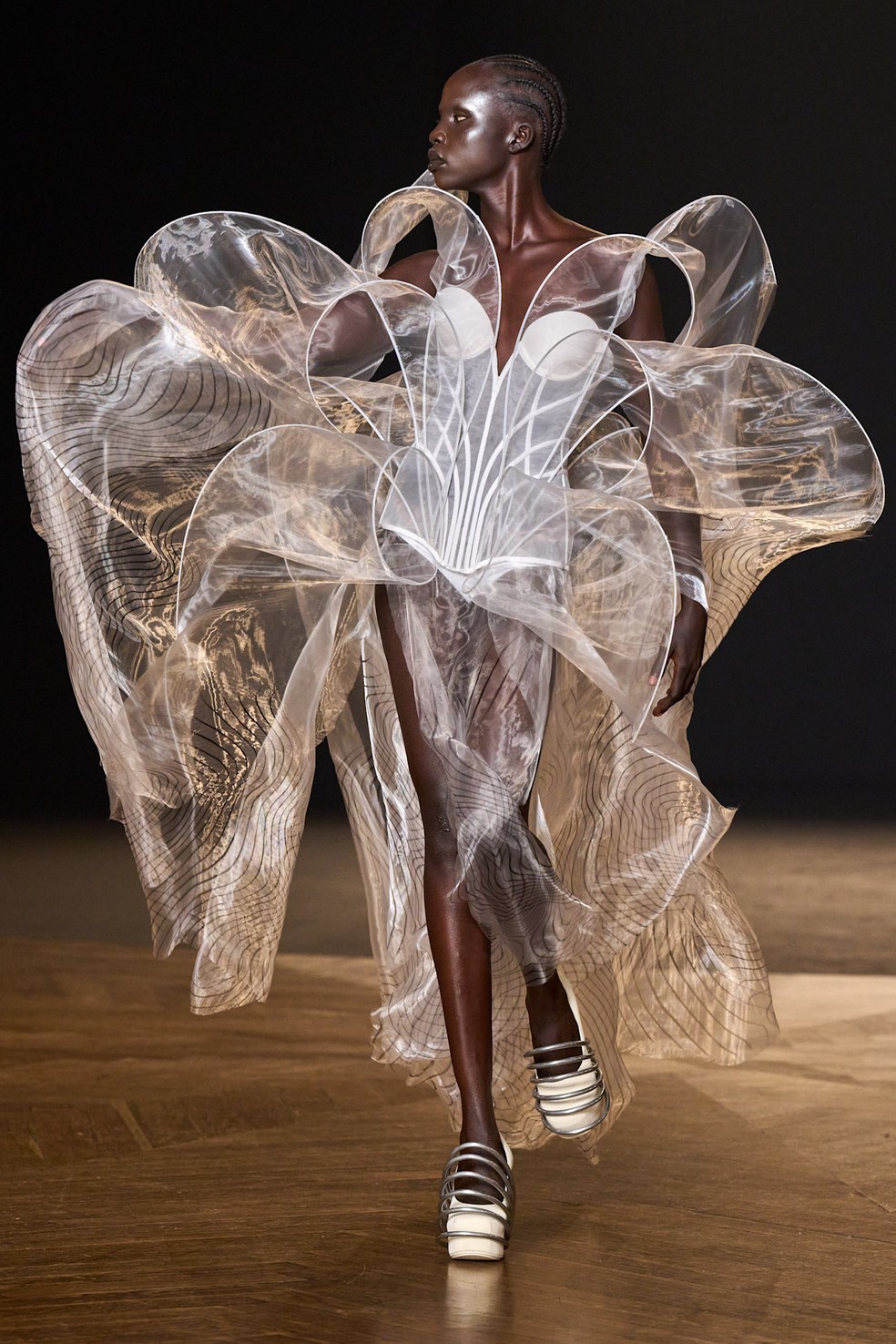 Iris van Herpen alta-costura inverno 2025 transforma algas vivas em vestidos e propõe nova era para a moda

Revista Estilo - Revista de Moda