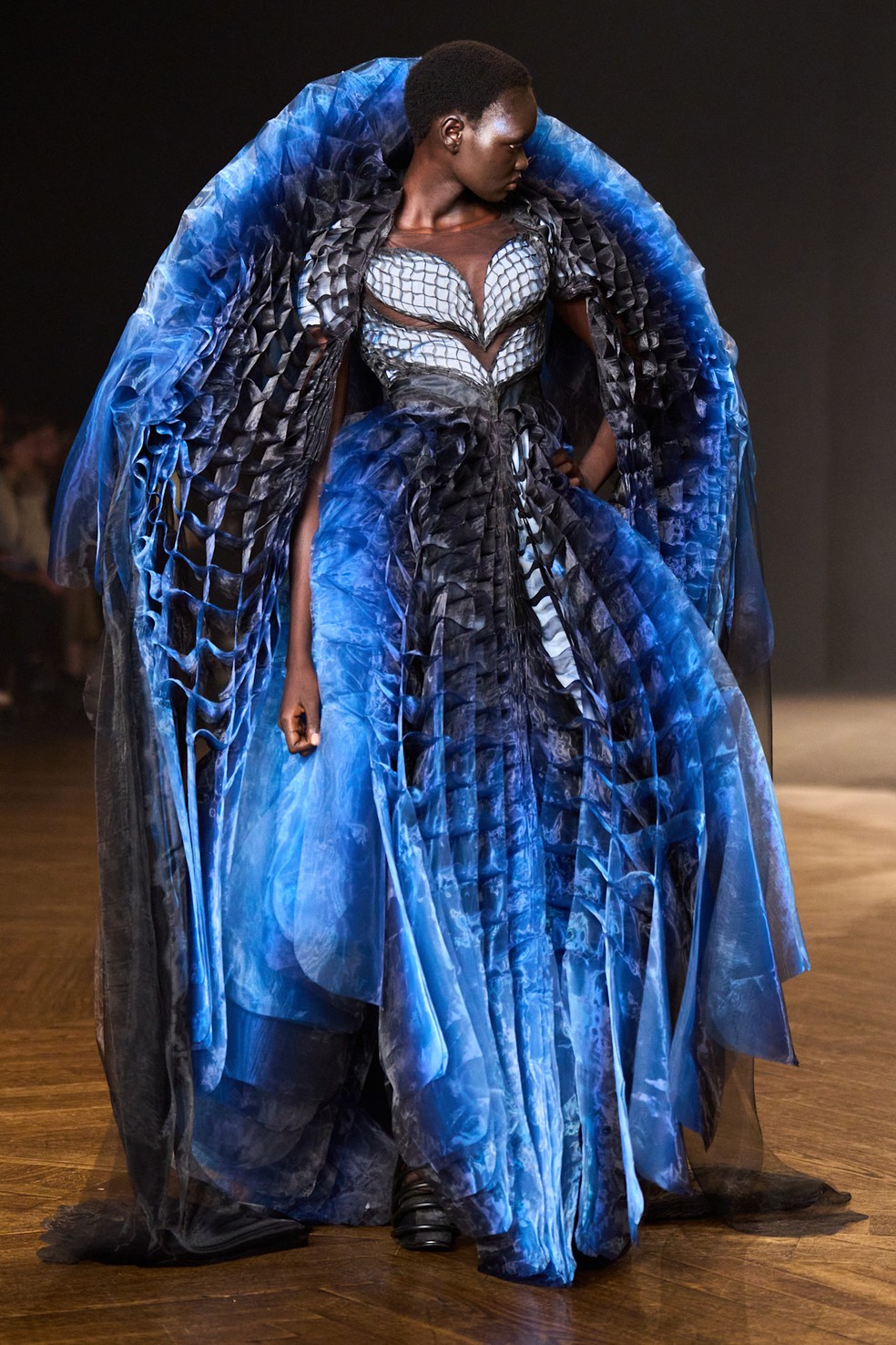 Iris van Herpen alta-costura inverno 2025 transforma algas vivas em vestidos e propõe nova era para a moda

Revista Estilo - Revista de Moda