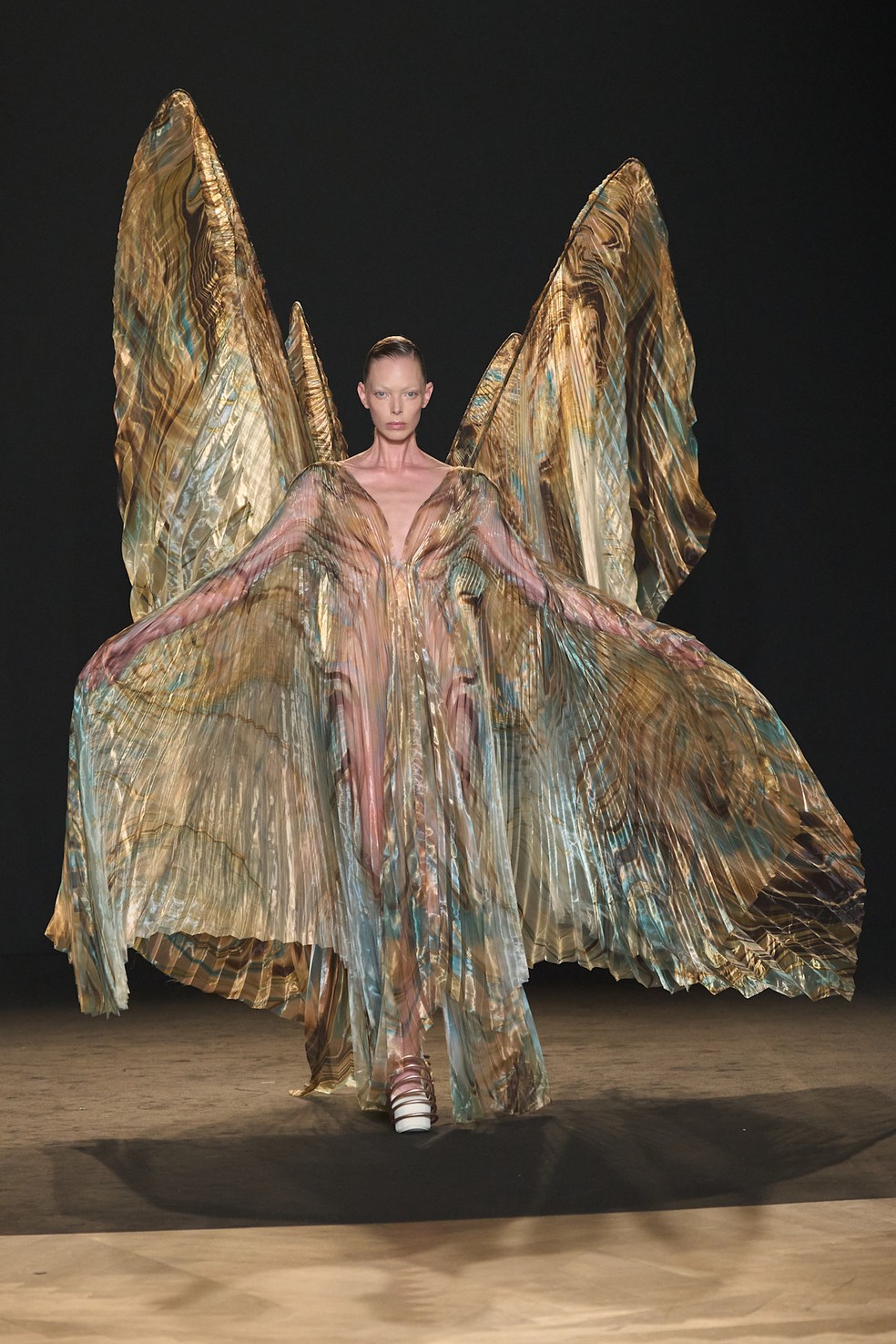 Iris van Herpen alta-costura inverno 2025 transforma algas vivas em vestidos e propõe nova era para a moda

Revista Estilo - Revista de Moda