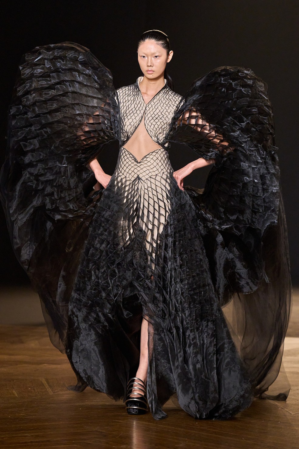 Iris van Herpen alta-costura inverno 2025 transforma algas vivas em vestidos e propõe nova era para a moda

Revista Estilo - Revista de Moda
