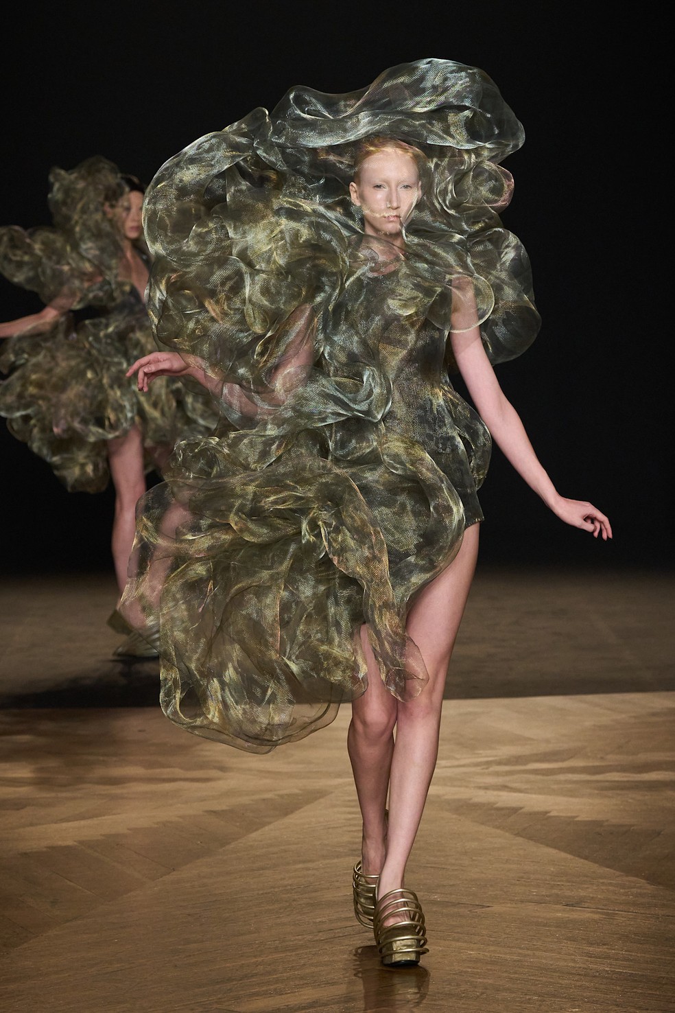 Iris van Herpen alta-costura inverno 2025 transforma algas vivas em vestidos e propõe nova era para a moda

Revista Estilo - Revista de Moda