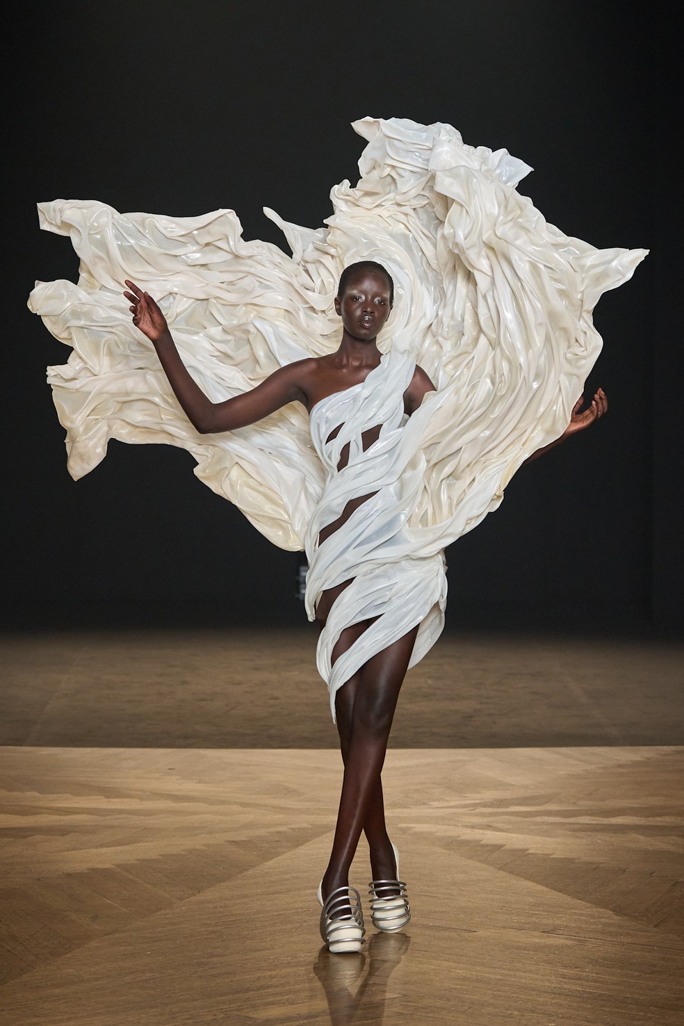 Iris van Herpen alta-costura inverno 2025 transforma algas vivas em vestidos e propõe nova era para a moda

Revista Estilo - Revista de Moda