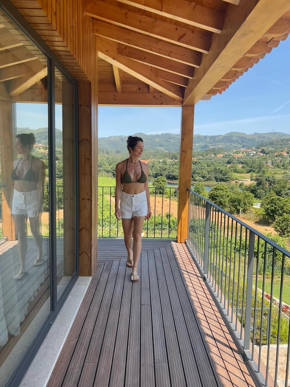 Leticia Spiller de biquíni surge deslumbrante na Europa e revela novo amor — Veja as fotos! - Revista ESTILO 'Saudades do verão europeu', comentou Letícia Spiller — Foto: Reprodução/ Instagram