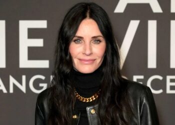 Courteney Cox se arrepende de maquiagem permanente nos olhos: veja os riscos e cuidados Revista Estilo - Revista de Moda