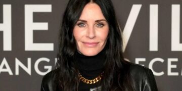 Courteney Cox se arrepende de maquiagem permanente nos olhos: veja os riscos e cuidados Revista Estilo - Revista de Moda