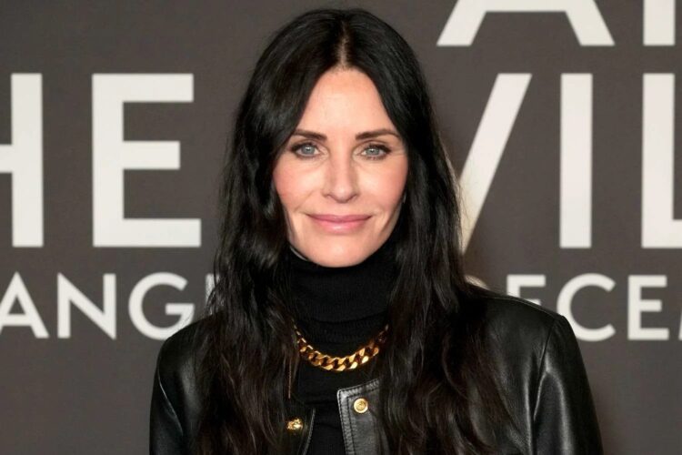 Courteney Cox se arrepende de maquiagem permanente nos olhos: veja os riscos e cuidados Revista Estilo - Revista de Moda