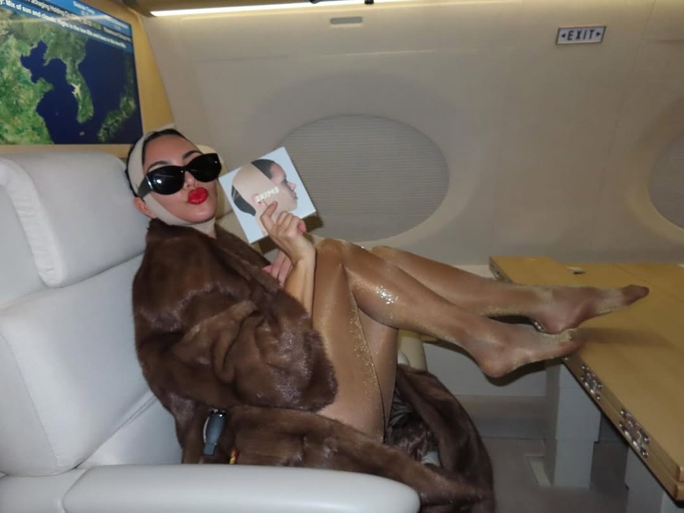 Kim Kardashian: Nude em Voo Particular para a Coreia do Sul Gera Repercussão Mundial- Revista ESTILO