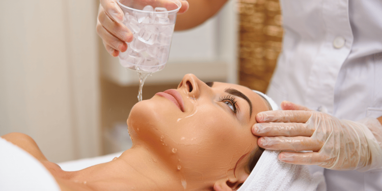 Tratamento Facial com Água Gelada Benefícios, Riscos e Como Fazer o Ice Water Facial - Revista Estilo - Revista de Moda