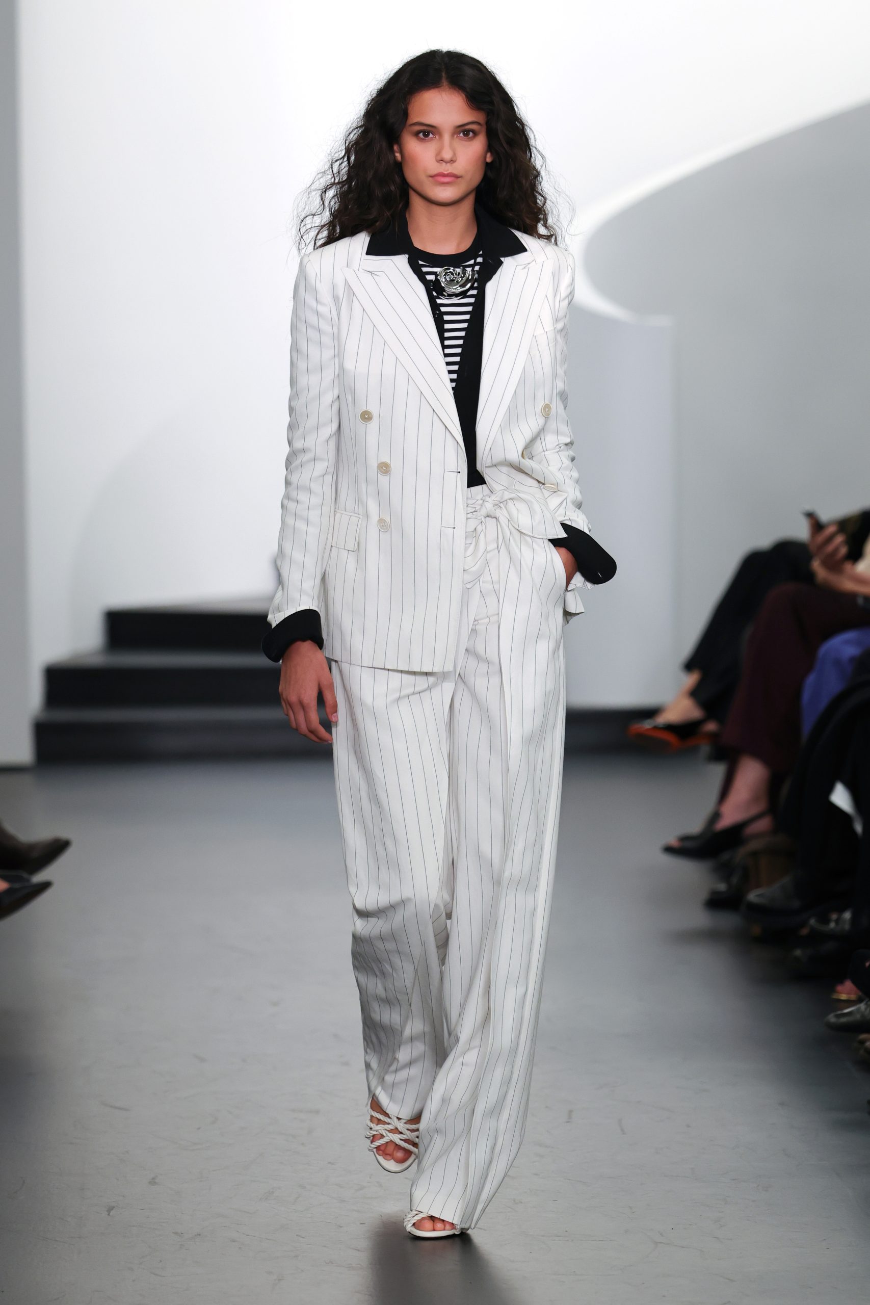 Ralph Lauren verão 2026: alfaiataria clássica e leve marca desfile na NYFW - Revista Estilo - Revista de Moda
