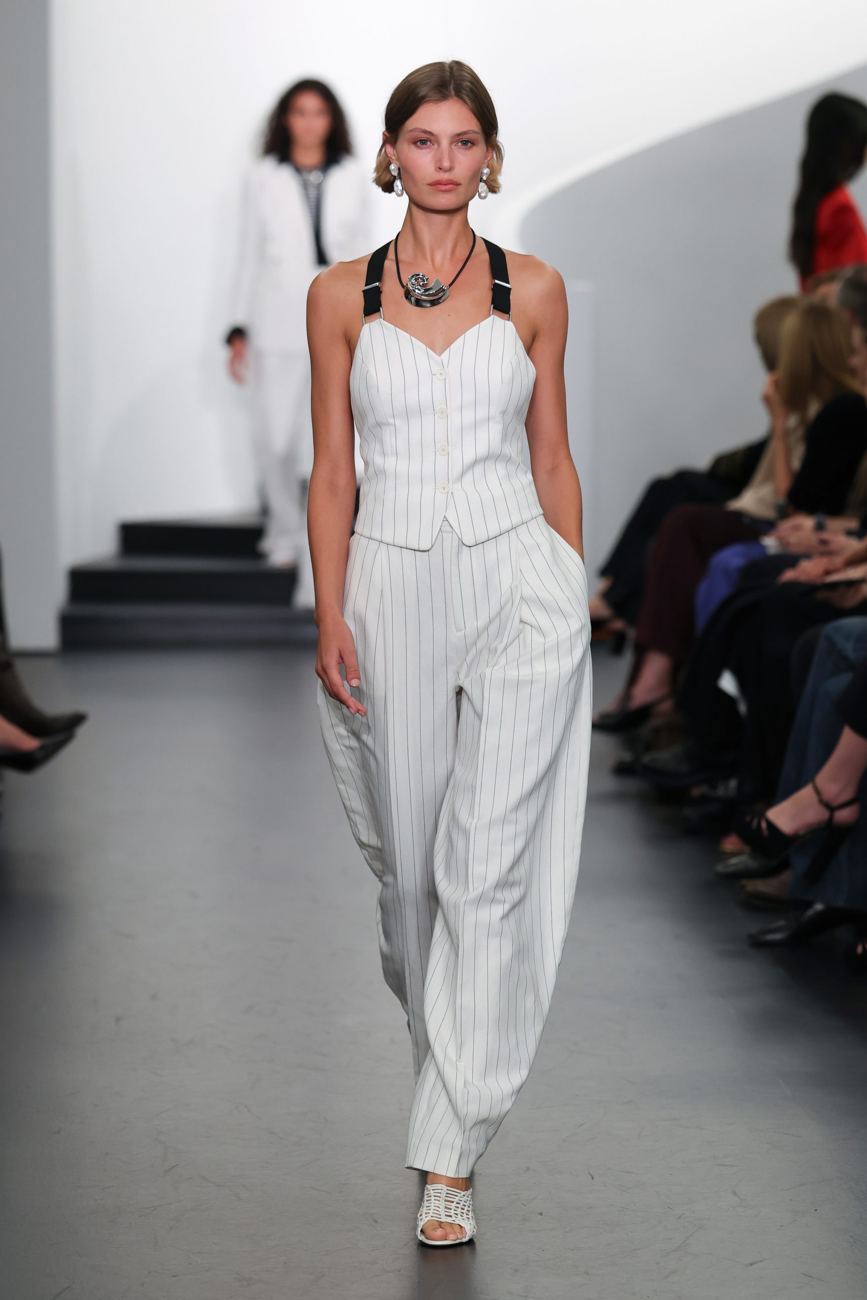 Ralph Lauren verão 2026: alfaiataria clássica e leve marca desfile na NYFW - Revista Estilo - Revista de Moda