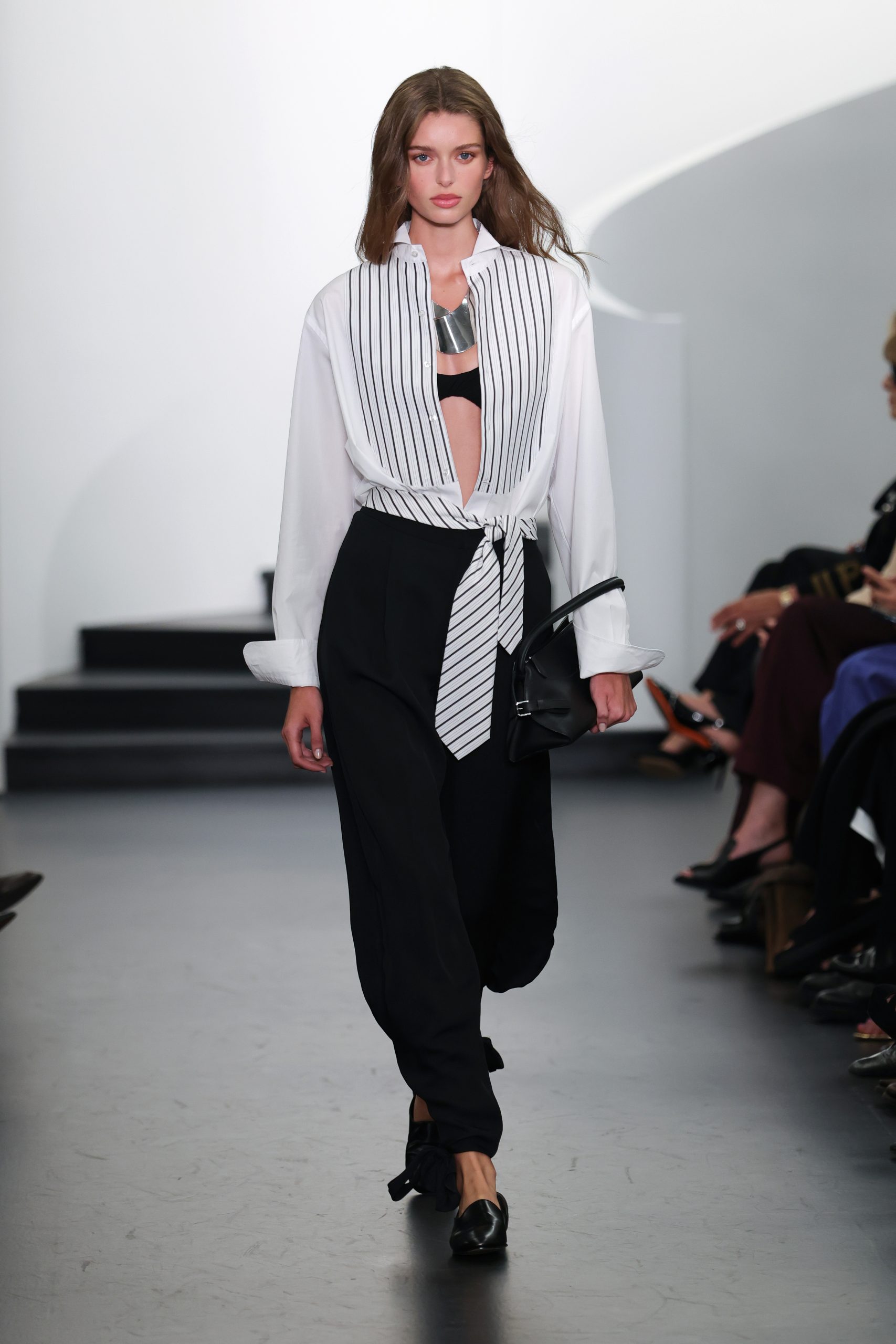 Ralph Lauren verão 2026: alfaiataria clássica e leve marca desfile na NYFW - Revista Estilo - Revista de Moda