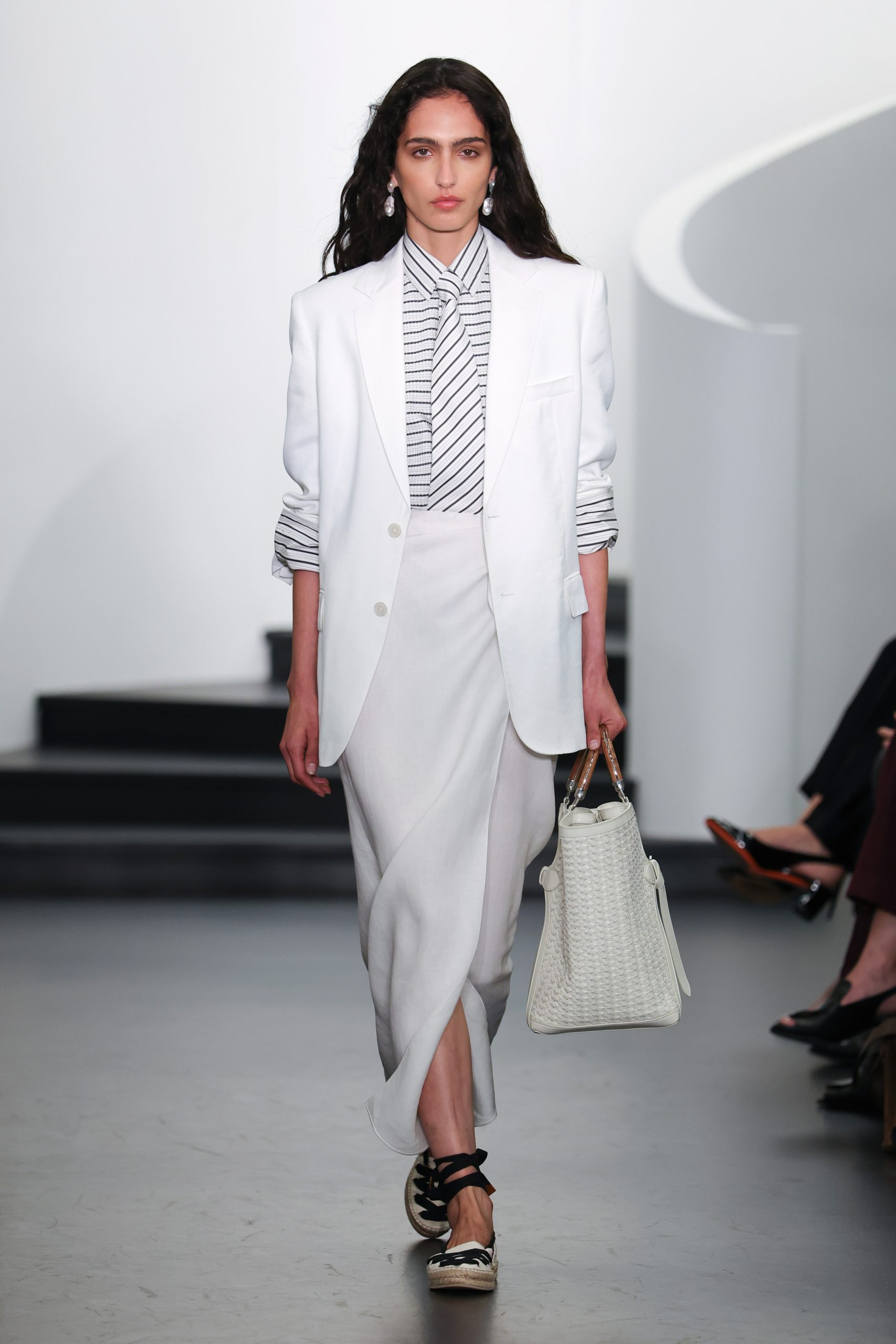 Ralph Lauren verão 2026: alfaiataria clássica e leve marca desfile na NYFW - Revista Estilo - Revista de Moda