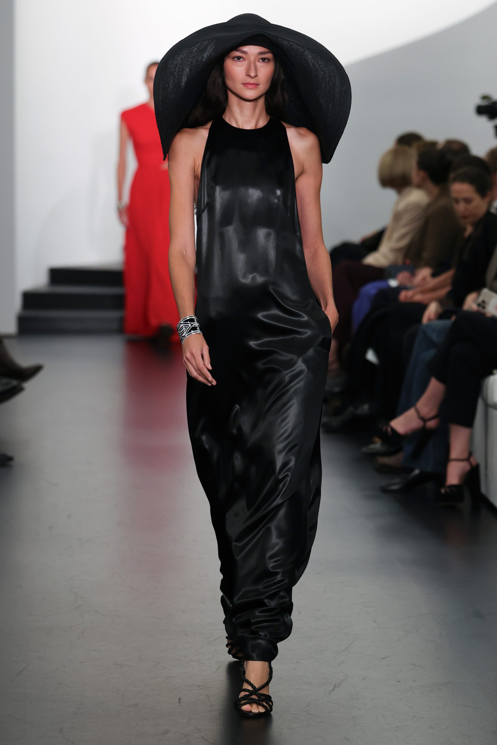 Ralph Lauren verão 2026: alfaiataria clássica e leve marca desfile na NYFW - Revista Estilo - Revista de Moda