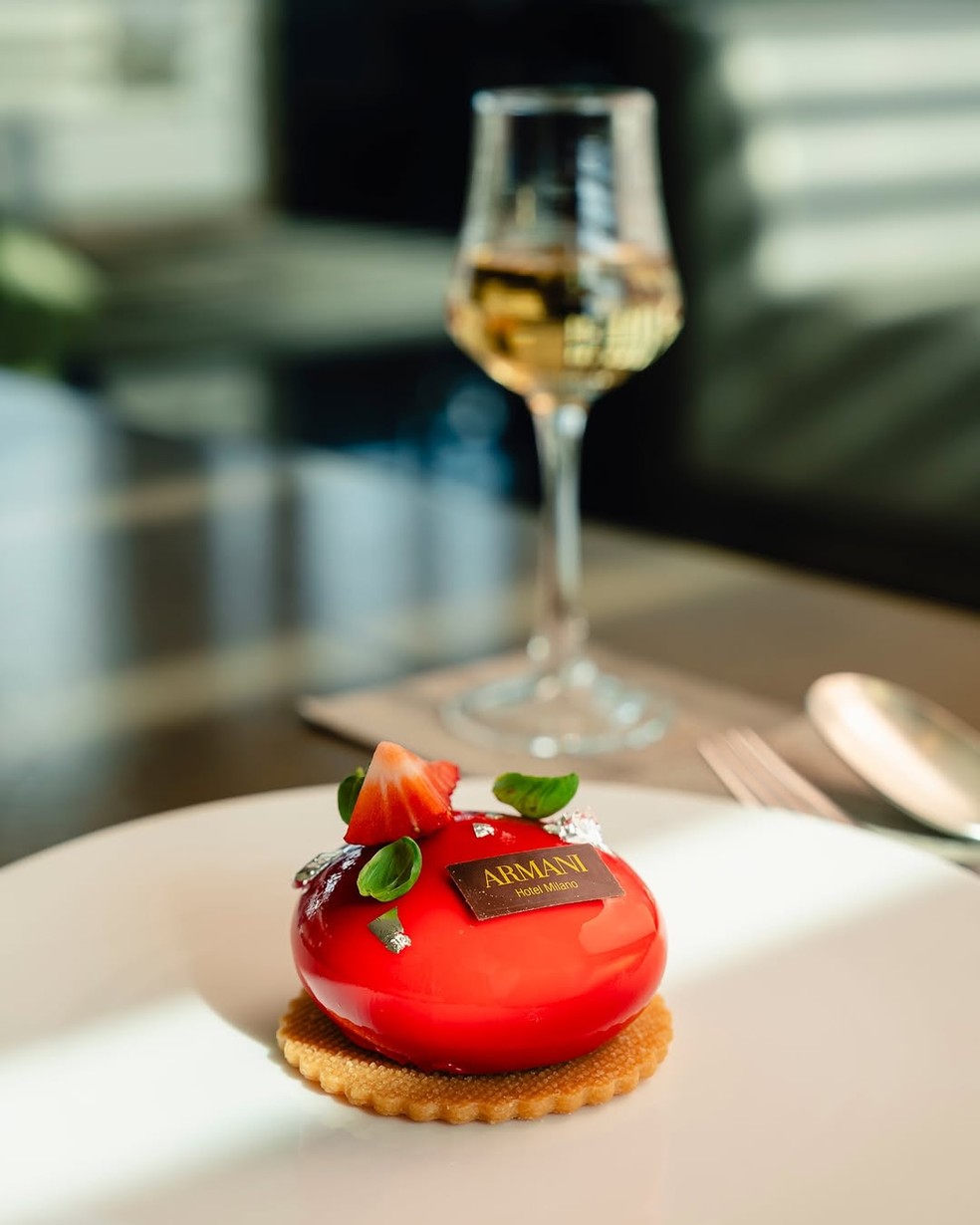 Armani Hotel Milano lança pacote de luxo com desfile e peças sob medida em tributo a Giorgio Armani- Revista ESTILO