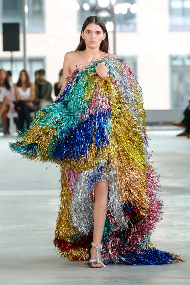 Area NYFW Verão 2026: estreia de Nicholas Aburn traz glamour e street style à passarela - Revista Estilo