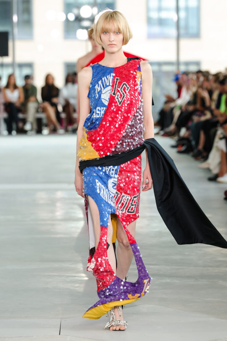 Area NYFW Verão 2026: estreia de Nicholas Aburn traz glamour e street style à passarela - Revista Estilo
