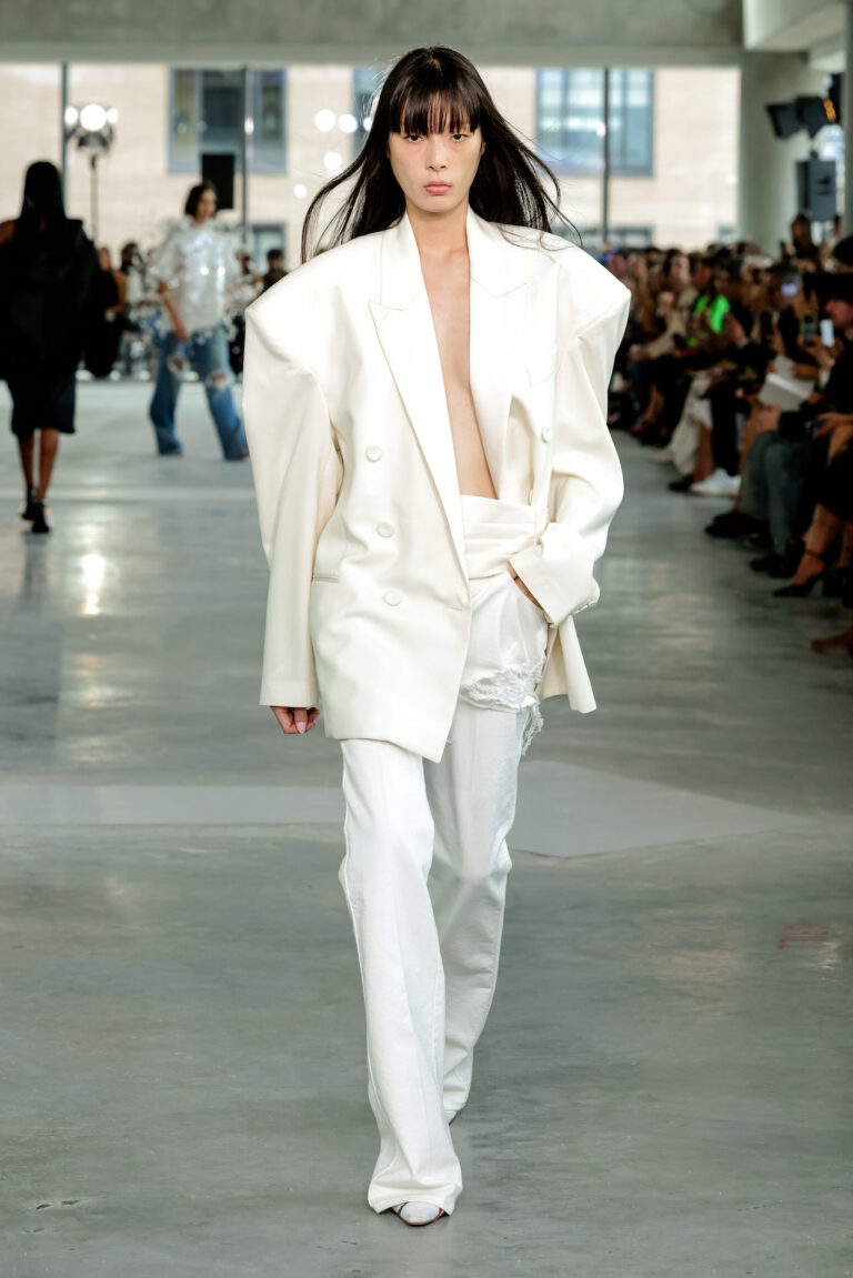 Area NYFW Verão 2026: estreia de Nicholas Aburn traz glamour e street style à passarela - Revista Estilo