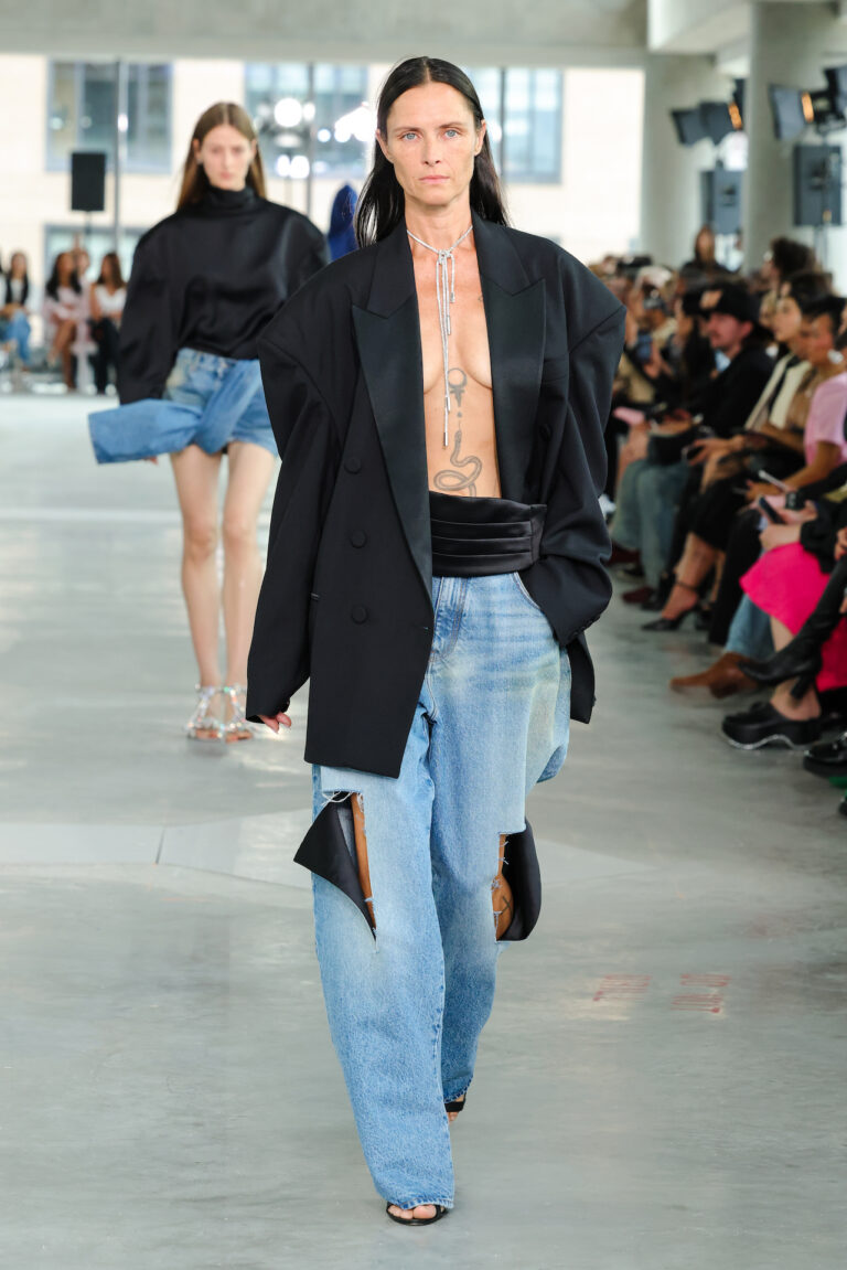 Area NYFW Verão 2026: estreia de Nicholas Aburn traz glamour e street style à passarela - Revista Estilo
