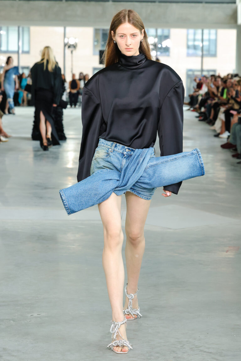 Area NYFW Verão 2026: estreia de Nicholas Aburn traz glamour e street style à passarela - Revista Estilo