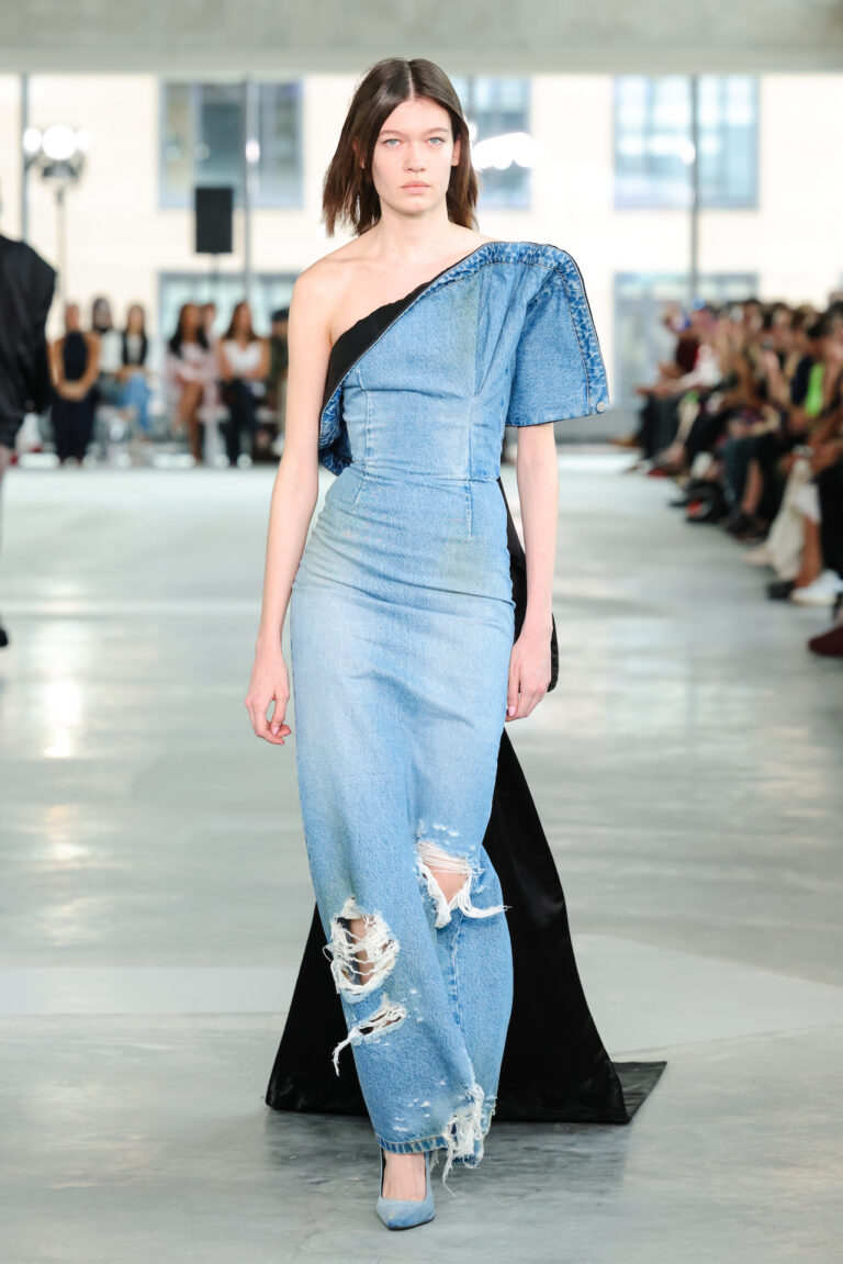 Area NYFW Verão 2026: estreia de Nicholas Aburn traz glamour e street style à passarela - Revista Estilo