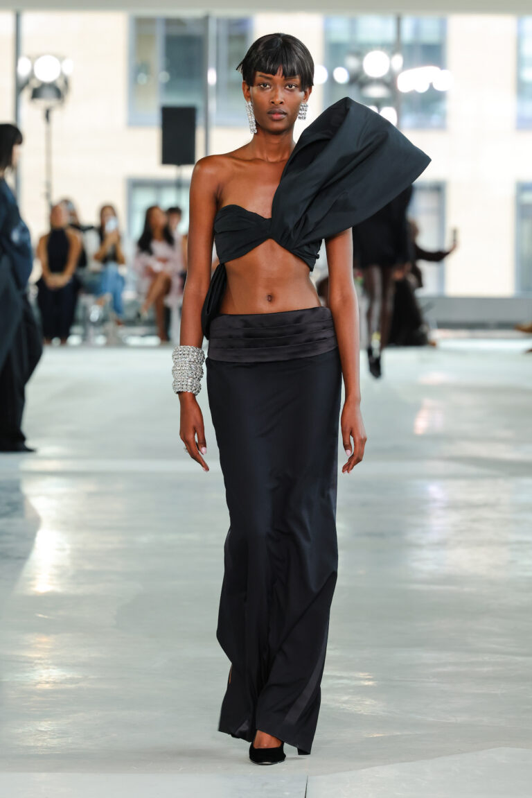 Area NYFW Verão 2026: estreia de Nicholas Aburn traz glamour e street style à passarela - Revista Estilo