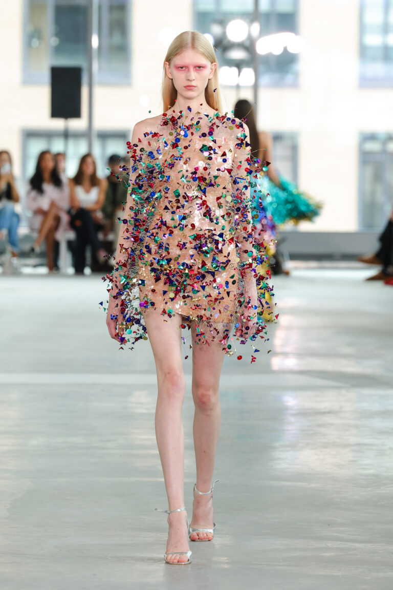 Area NYFW Verão 2026: estreia de Nicholas Aburn traz glamour e street style à passarela - Revista Estilo