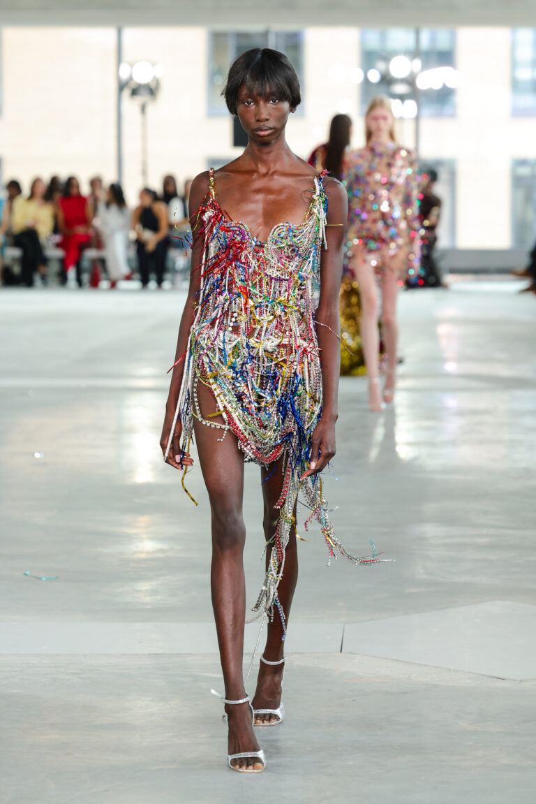 Area NYFW Verão 2026: estreia de Nicholas Aburn traz glamour e street style à passarela - Revista Estilo