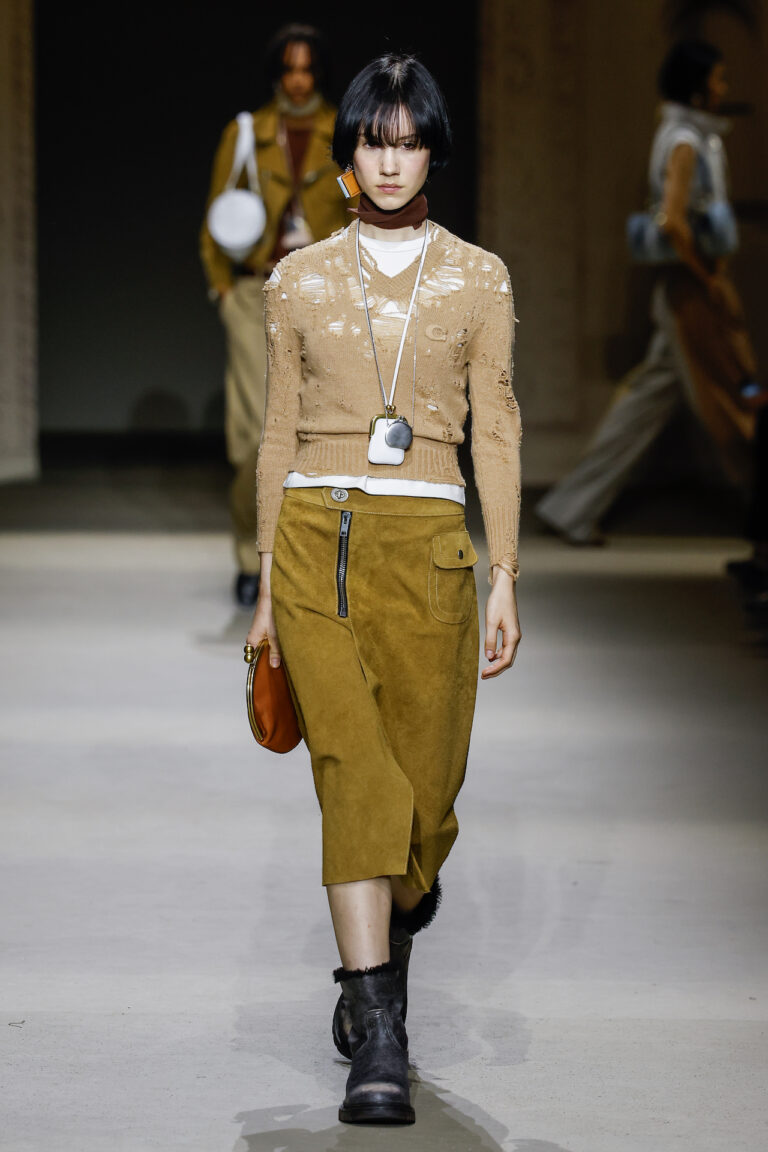 Desfile Coach Verão 2026: coleção celebra a moda nova-iorquina na NYFW - Portal de Moda