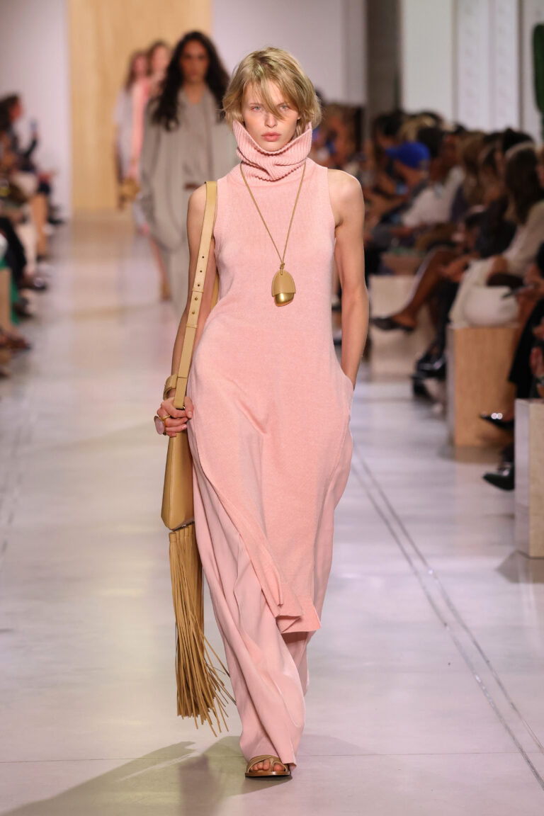 Michael Kors verão 2026: quiet luxury e simplicidade marcam o desfile da NYFW